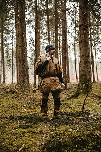 Person genießt die Natur mit dem Underquilt-Poncho.