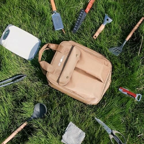 Grillwerkzeuge und Tasche auf Gras