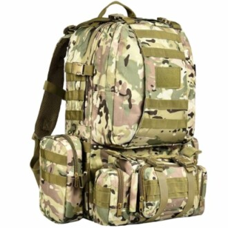 Camouflage Rucksack mit mehreren Taschen und Riemen.