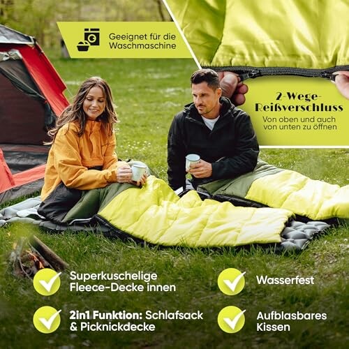 Paar beim Campen mit Schlafsack und Zelt