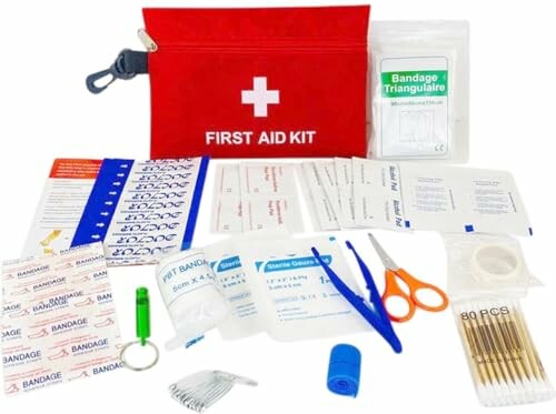 Inhalt eines Erste-Hilfe-Sets mit Verbänden und Werkzeugen.