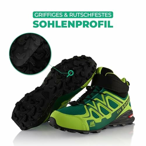 Grüne und schwarze Outdoor-Schuhe mit rutschfester Sohle.