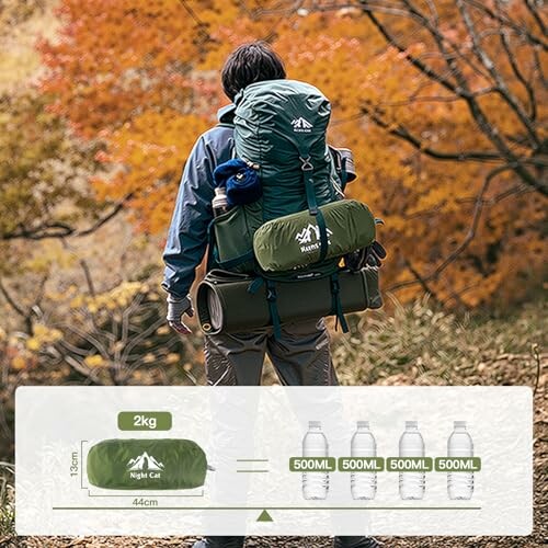 Wanderer mit großem Rucksack im Herbstwald