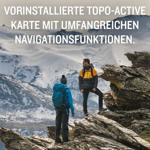 Zwei Wanderer auf Felsen in den Bergen mit Navigationsausrüstung.