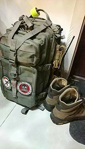 Wanderucksack und Stiefel auf dem Boden