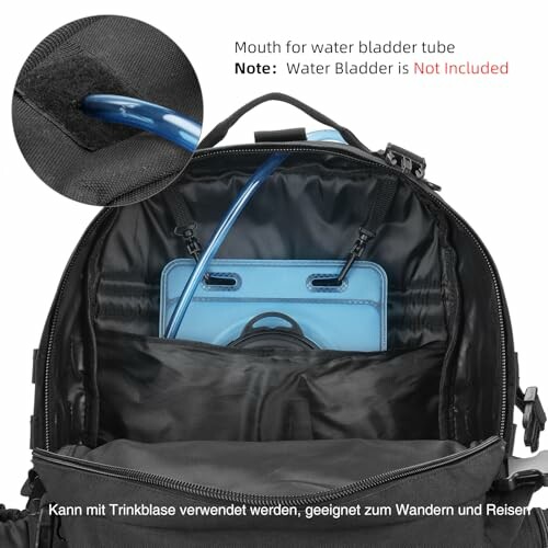 Innenansicht eines Rucksacks mit Trinkschlauch.