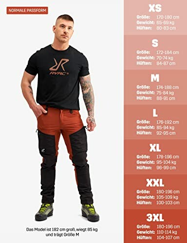 Mann steht neben Größentabelle für Kleidung