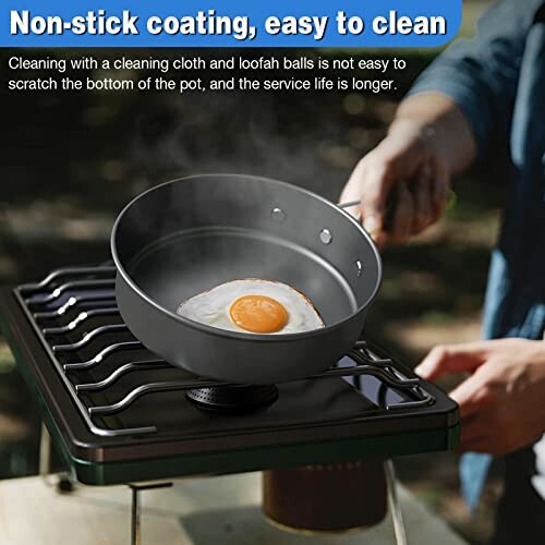 Person brät ein Spiegelei in einer antihaftbeschichteten Pfanne auf einem Herd.