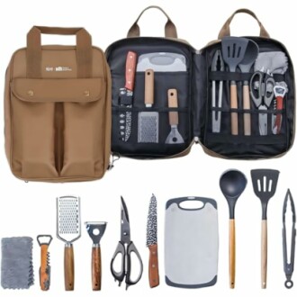 Tragbares Camping-Küchenutensilien-Set mit Tasche und verschiedenen Werkzeugen.