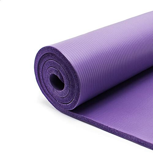 Lila Yogamatte aufgerollt