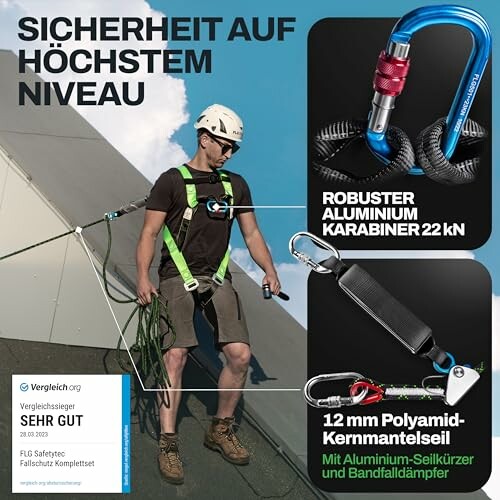 Mann mit Sicherheitsausrüstung und Karabiner.