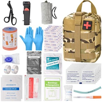 Umfassendes Erste-Hilfe-Set mit Verbänden, Handschuhen und medizinischen Werkzeugen.