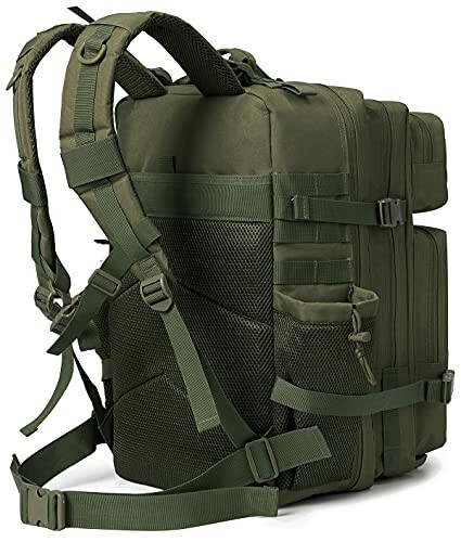 Grüner taktischer Militärrucksack mit mehreren Fächern und Gurten.