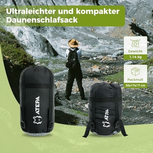 Person mit Rucksack neben zwei kompakten Schlafsäcken in den Bergen.