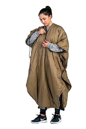 Person trägt tragbaren Schlafsack-Poncho.
